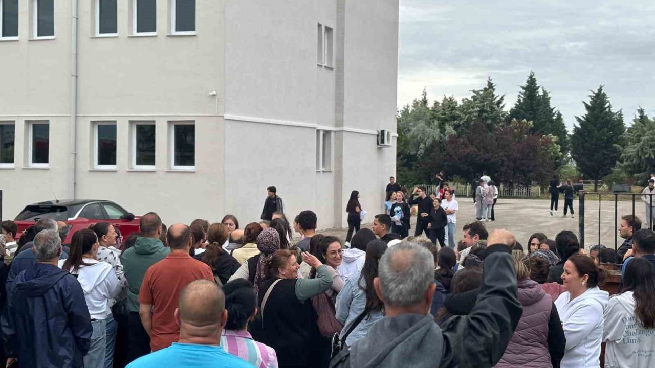 Kırklareli’nde LGS heyecanı: Öğrenciler içeride, aileler dışarıda ter döktü
