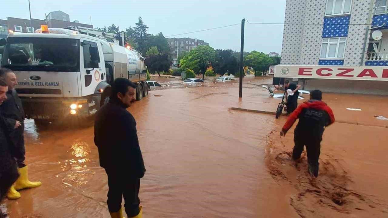 Kırşehir’de sağanak yağış sele dönüştü