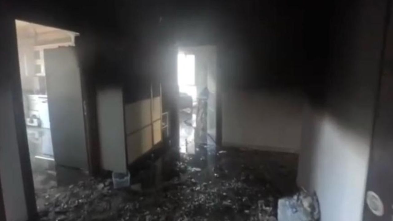Klimadan çıkan kıvılcım evi küle çevirmişti: Yanan ev ve söndürme çalışmaları kamerada