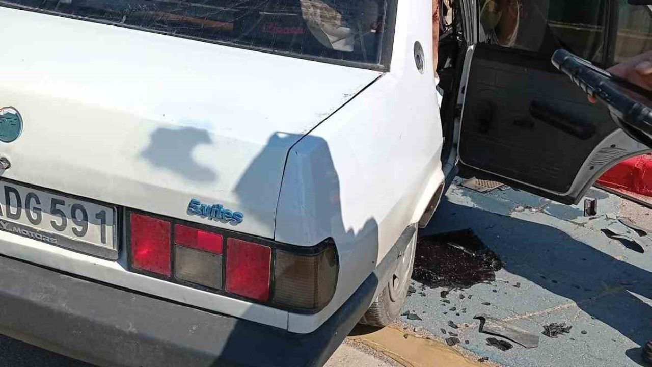 Kocaeli’de kaldırıma çarpan otomobilin sürücüsü yaralandı