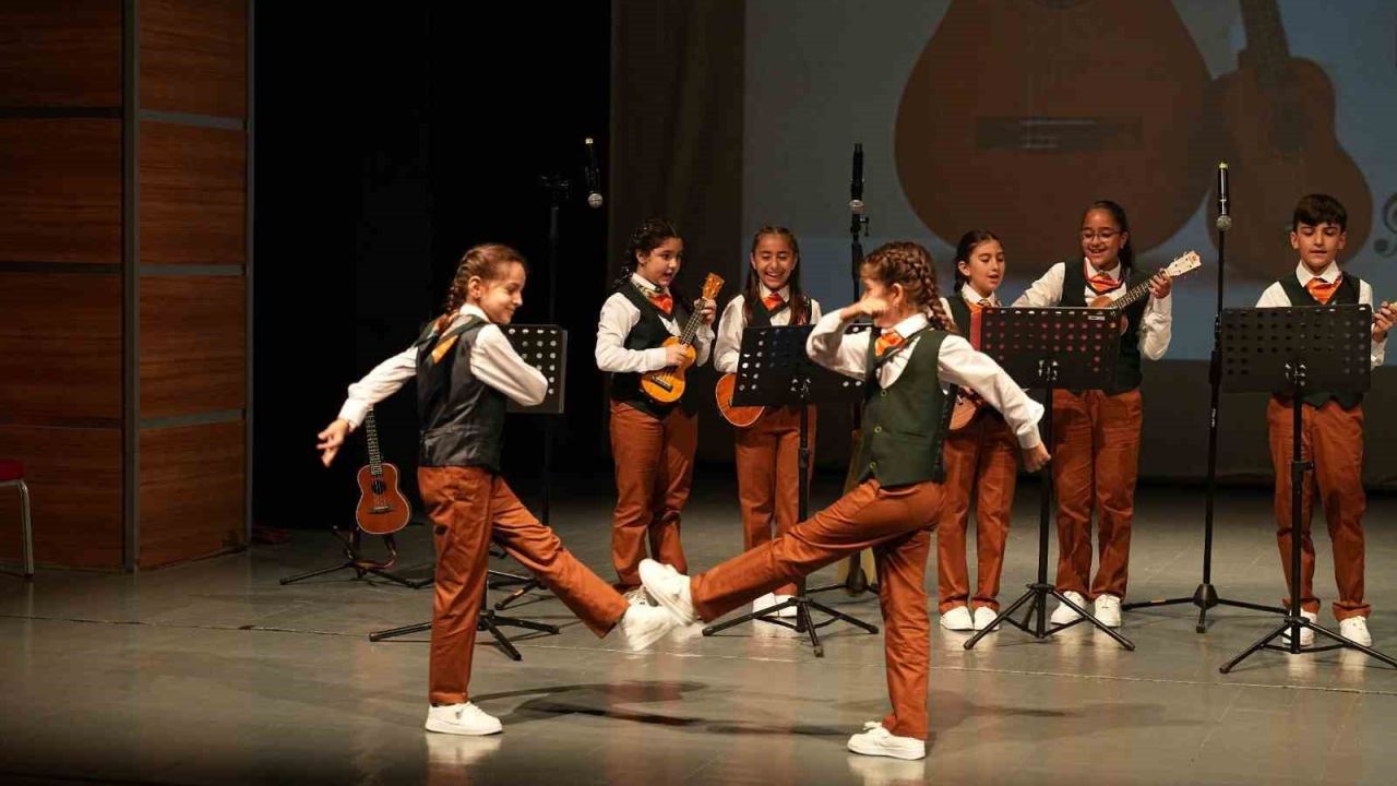 Konservatuvar öğrencileri hem çaldı hem oynadı