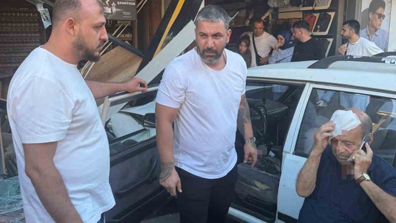 Kontrol çıkan otomobil iki iş yerine çarptı: 1 yaralı