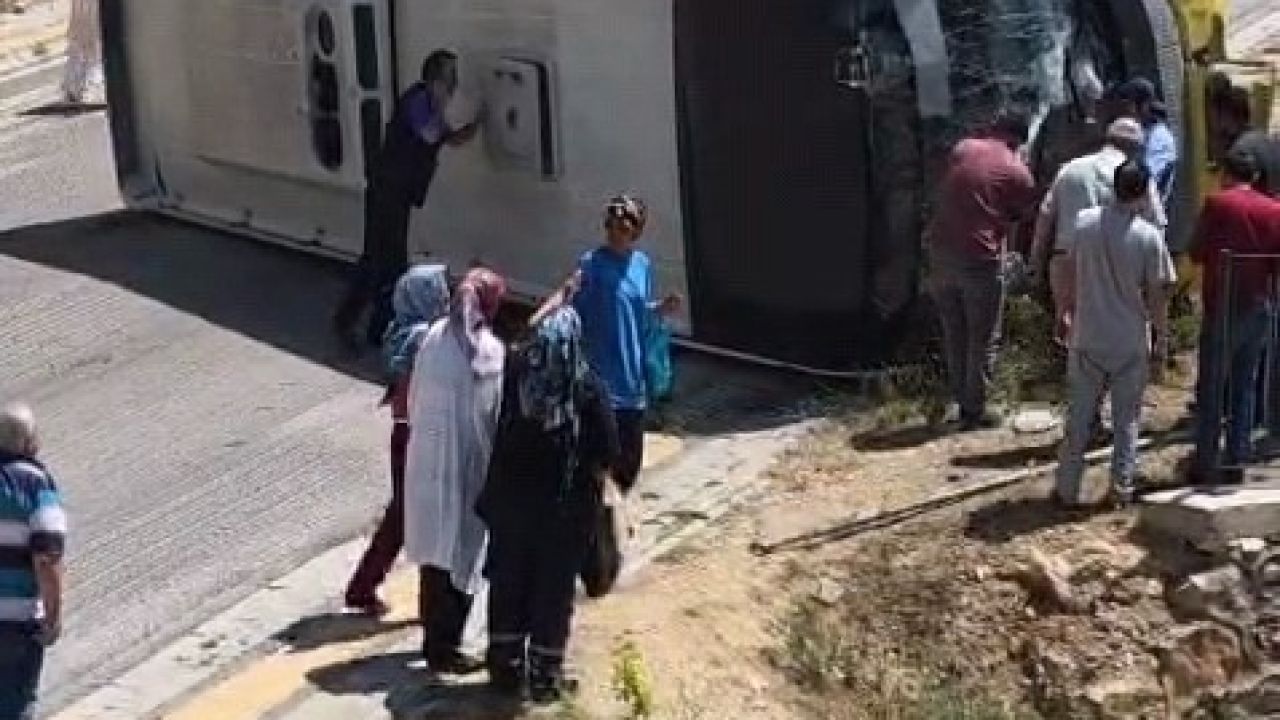 Kontrolden çıkan halk otobüsü devrildi: 1 yaralı