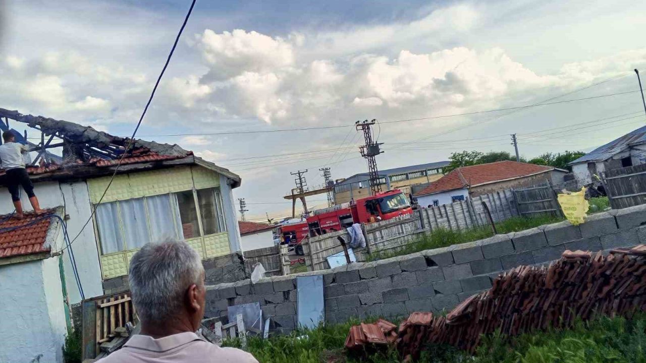 Konya’da ev yangını paniğe neden oldu