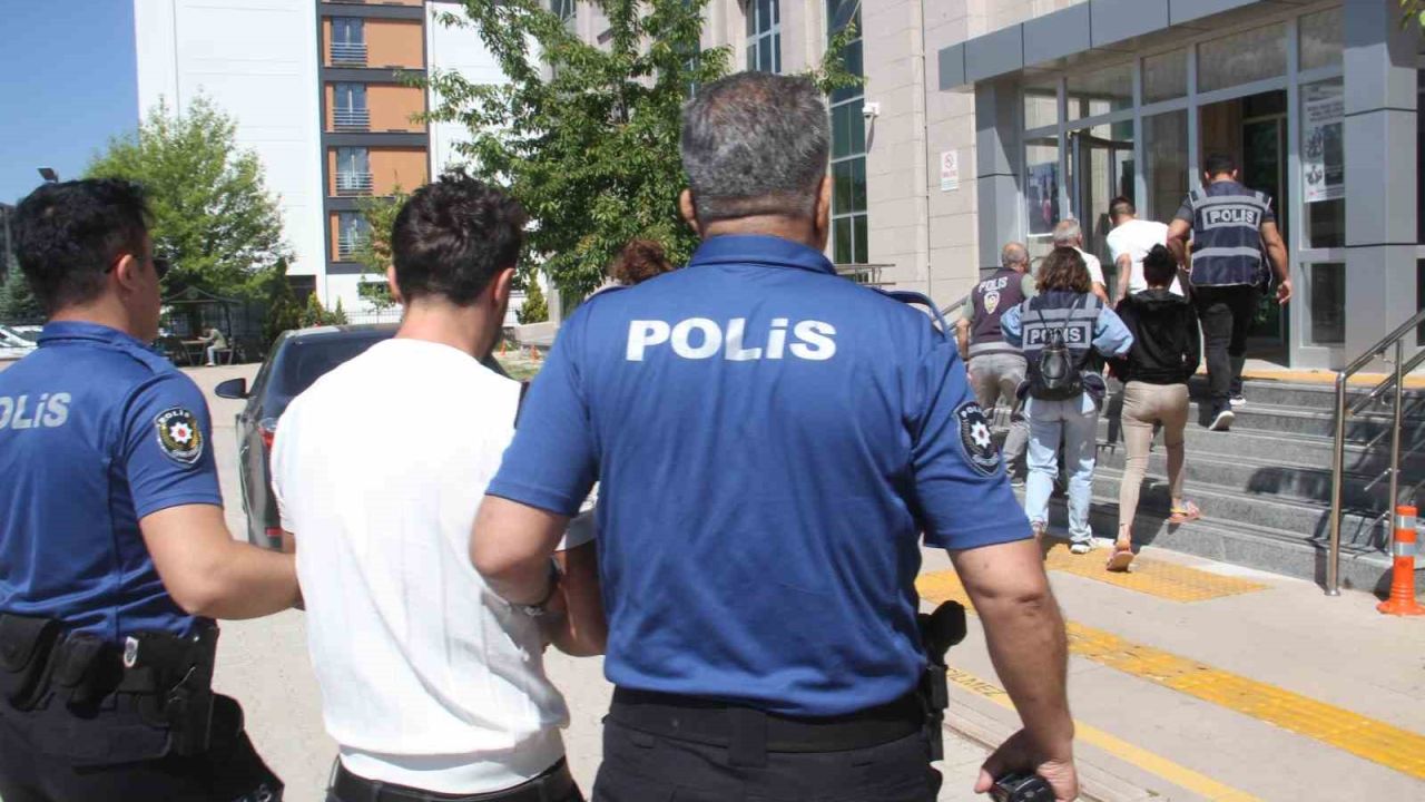 Konya’da sahte altın dolandırıcıları adliyeye sevk edildi