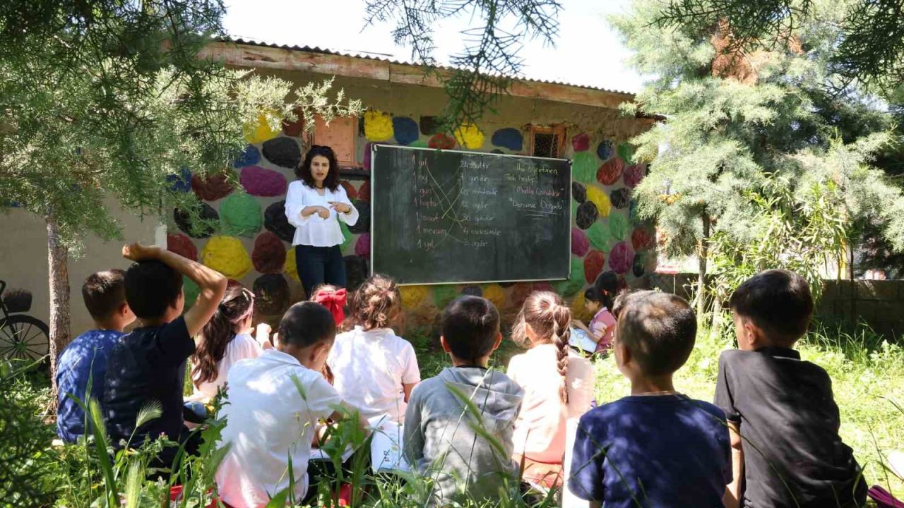 Köy okulunda Avrupa esintisi: Dersleri bahçeye taşıdılar