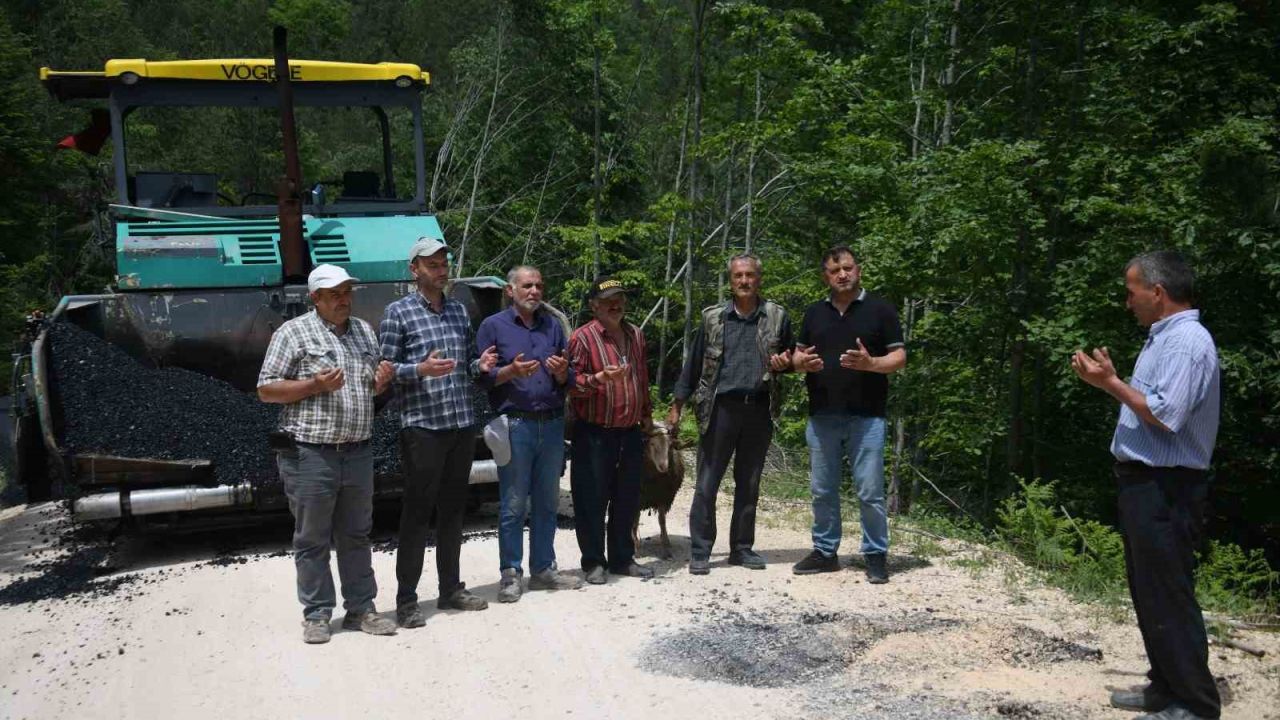 Köy yolları asfaltlanan vatandaşlar şükür kurbanı kesti