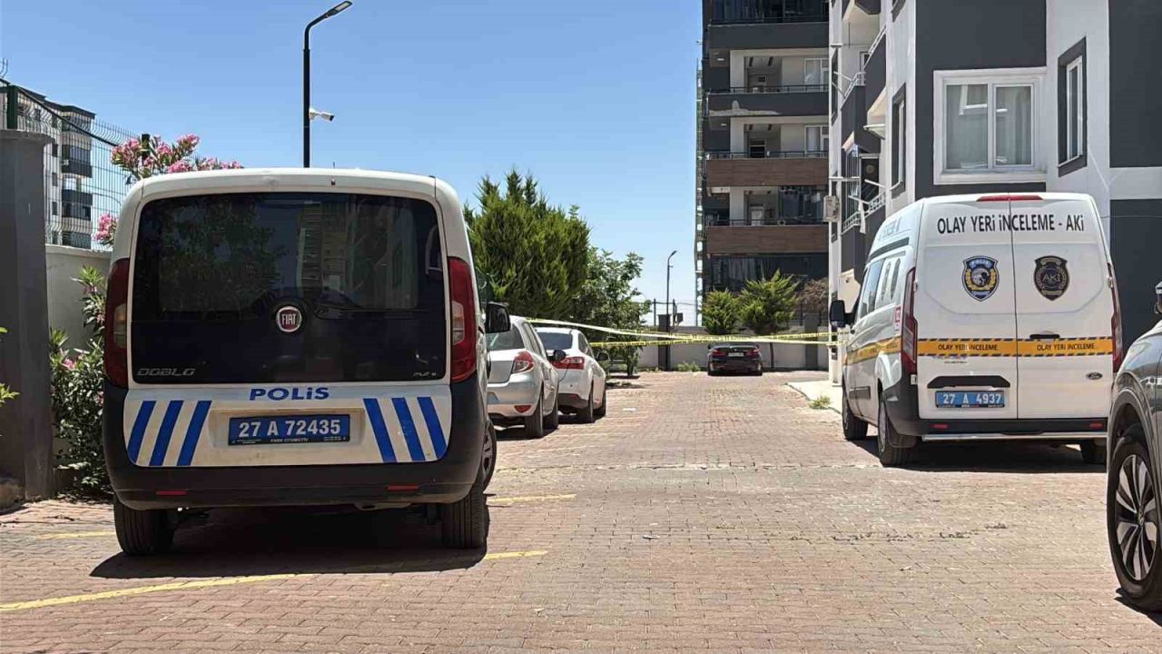 Kucağına aldığı çocuğuyla 8’inci kattan atladı: Anne öldü, çocuk ağır yaralandı
