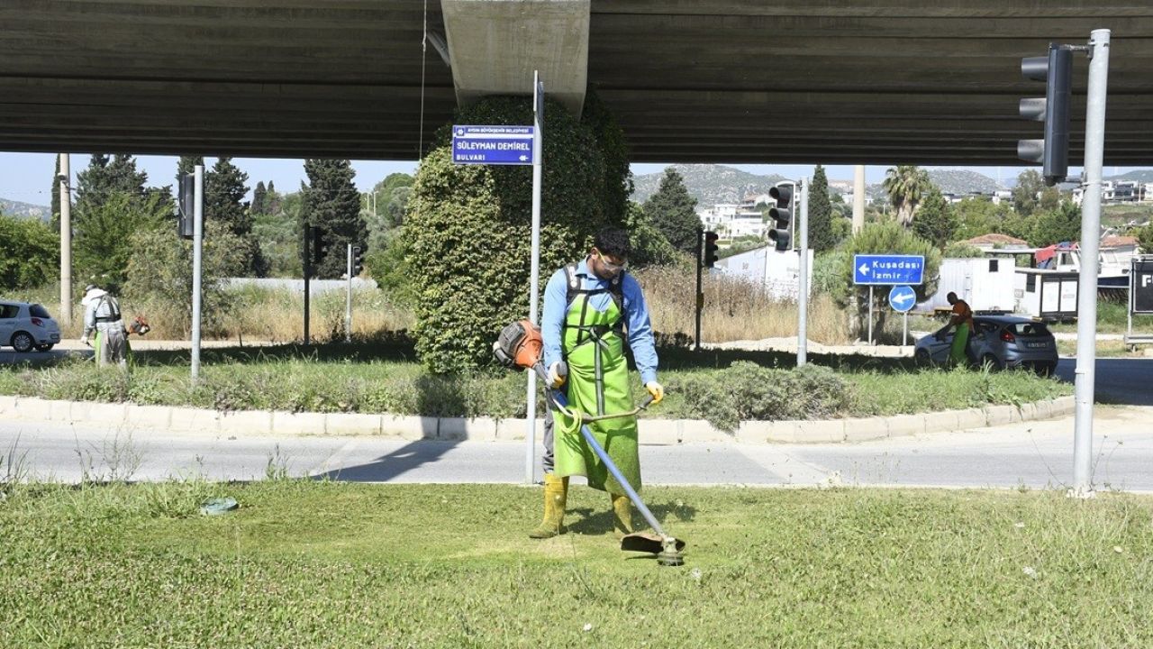 Kuşadası’nda yeşil alanlar bakıma alındı