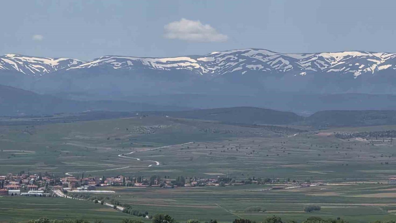 Kütahya’da kartpostallık manzara zirvede kar, ovada bahar