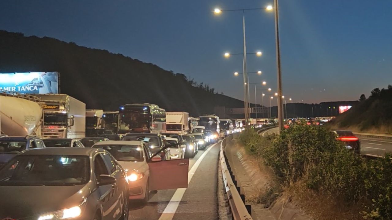 Kuzey Marmara Otoyolu’nda kamyonun çarptığı tabela devrildi: Trafik yoğunluğu oluştu