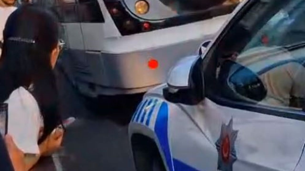 Laleli’de raylara düşen çocuk tramvayın altında kalarak öldü