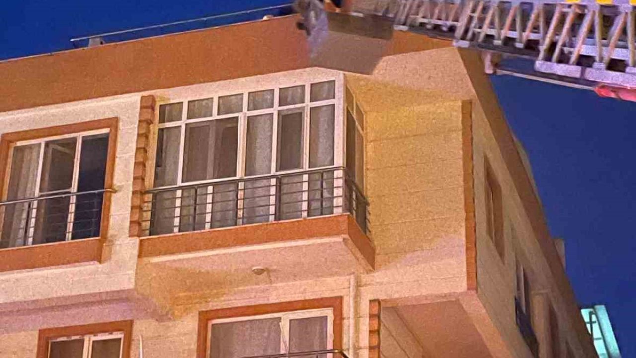 Lapseki’de 4 katlı apartmanda yangın: Çatıda mahsur kalan 4 kişi kurtarıldı