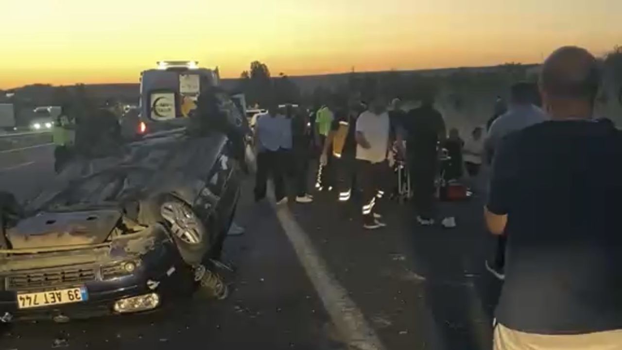 Lastiği patlayan otomobil bariyerlere çarparak takla attı: 2 yaralı
