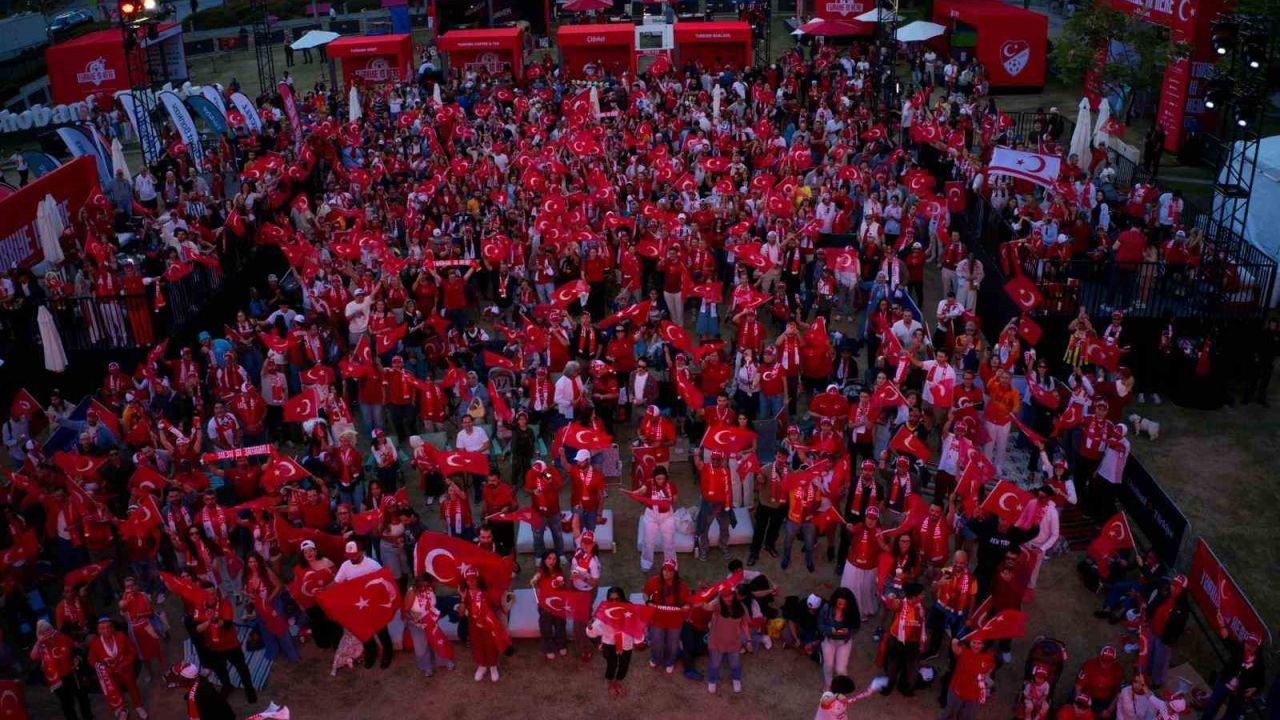 Los Angeles kırmızı-beyaza büründü