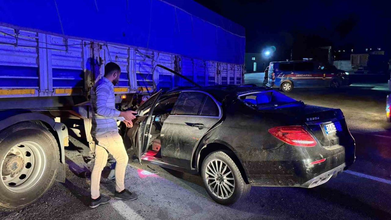 Lüks otomobil benzin istasyonundan çıkan tırın altına girdi: 1’i ağır 2 yaralı