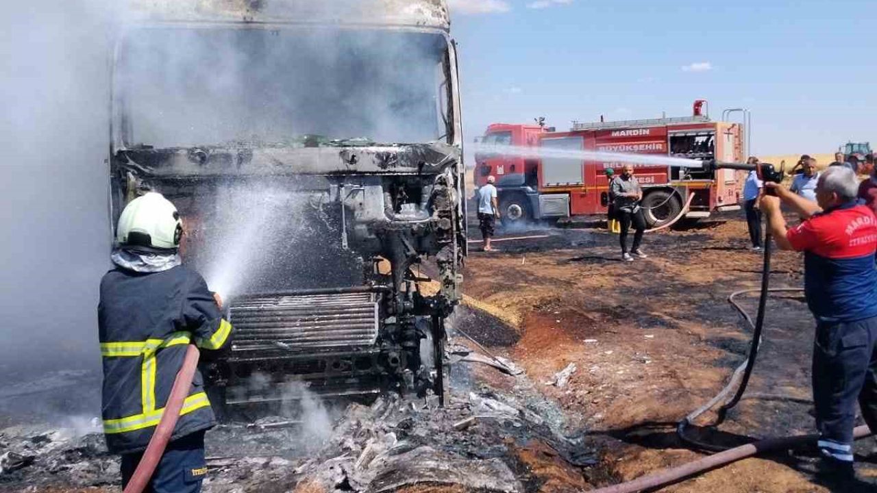 Mardin’de buğday yüklü tır alevlere teslim oldu
