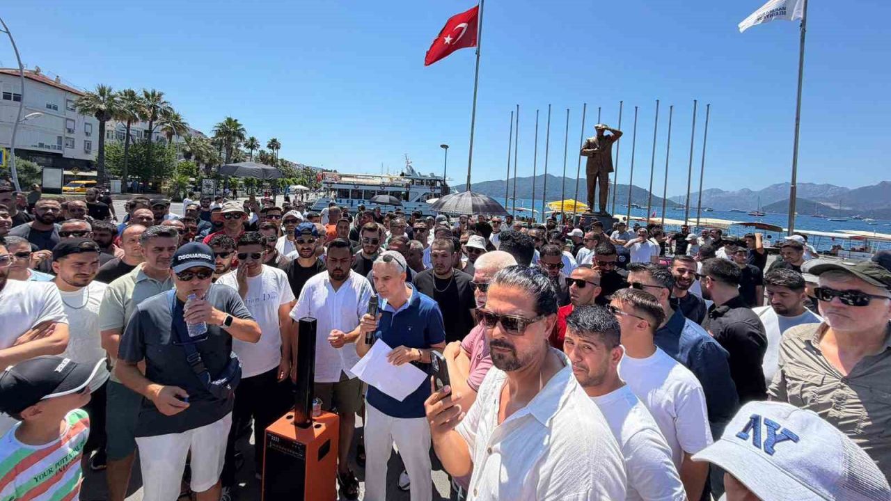 Marmaris’te esnaf, Kapalı Çarşı’nın üzerinin açılmasını protesto etti