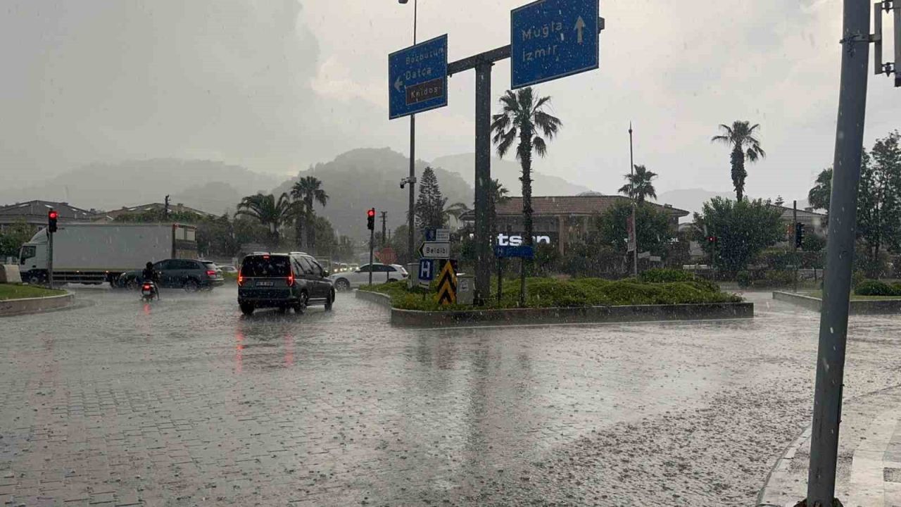 Marmaris’te sağanak yağış hayatı olumsuz etkiledi