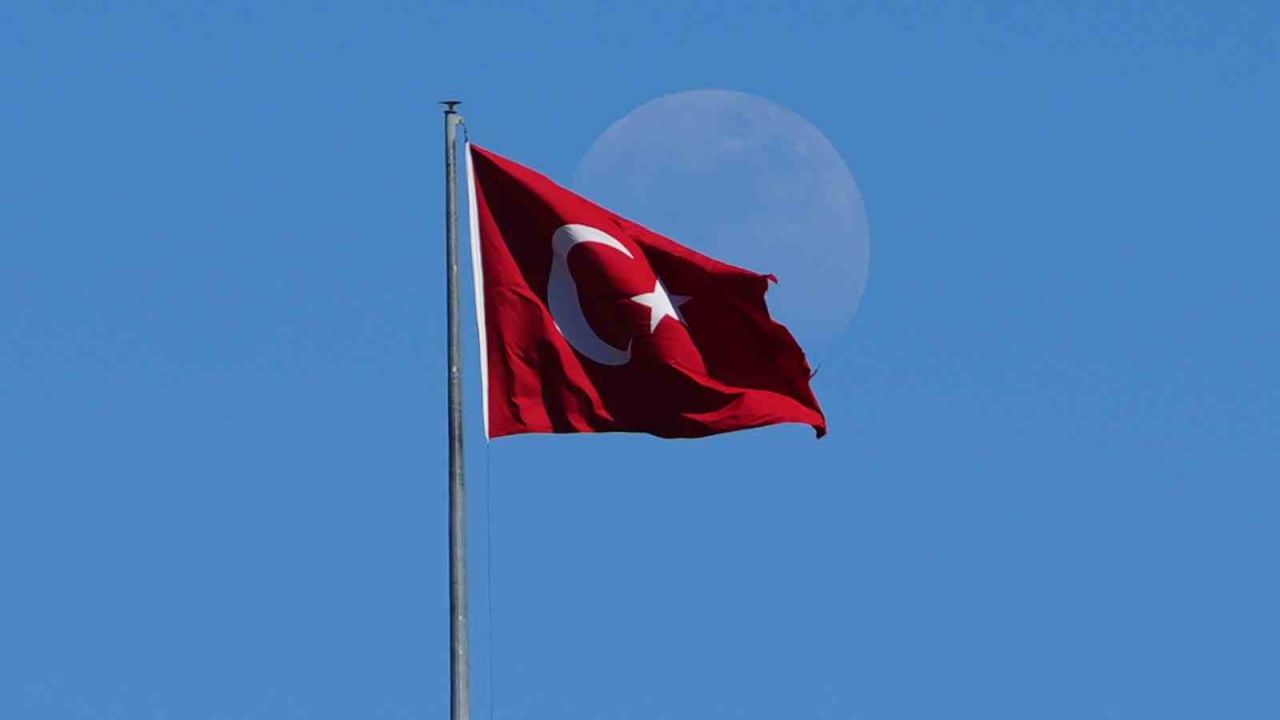 Mavi gökyüzünde Türk bayrağı ve ay manzarası