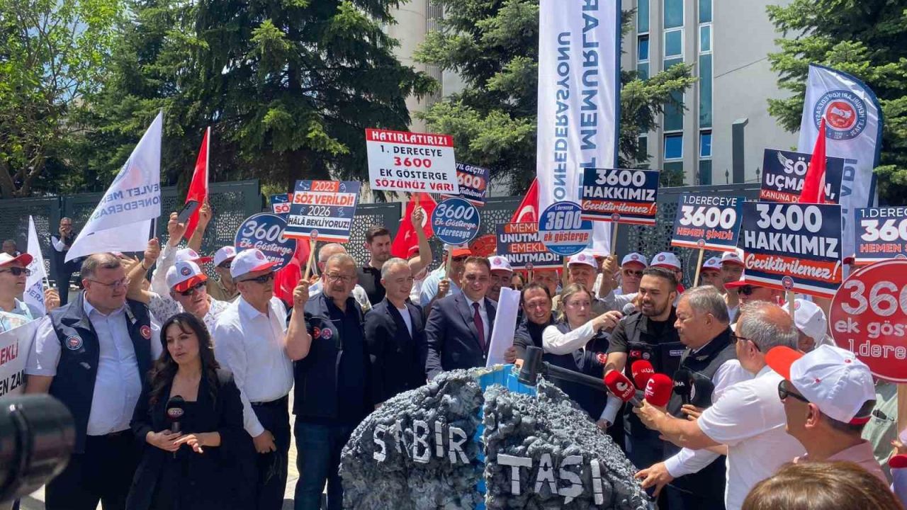 Memurlar taleplerini "sabır taşı" ile dile getirdi
