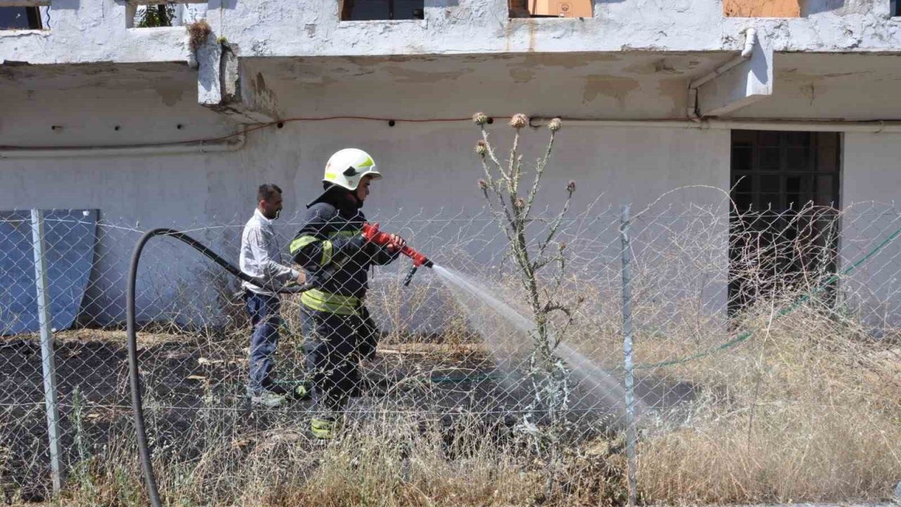Menteşe’de otel arkasındaki otluk alanda yangın