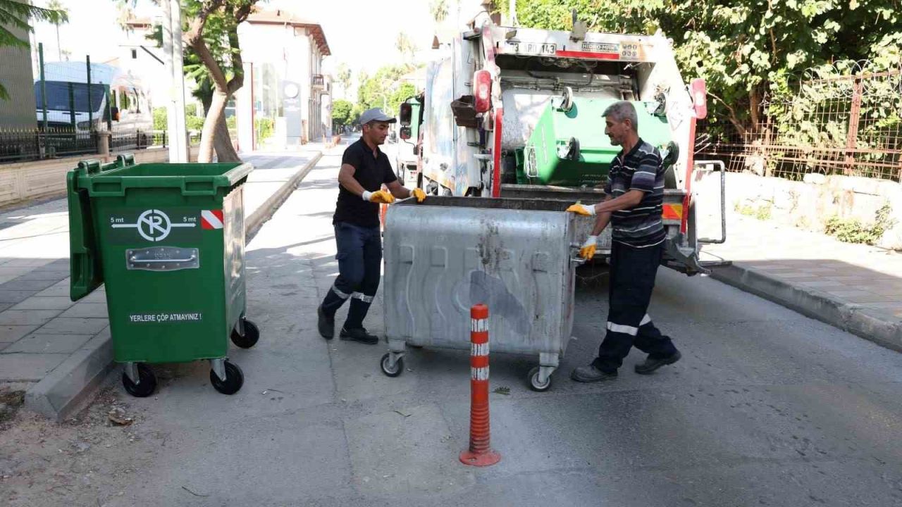 Mersin kent merkezindeki çöp konteynerleri yenileniyor