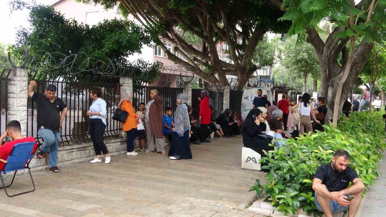 Mersin’de 25 bin 965 öğrenci için LGS başladı: Çocuklar içerde aileleri dışarda ter döktü
