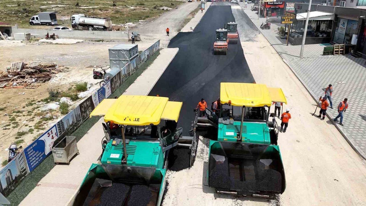 Mersin’de bozulan yollar sıcak asfaltla yenilendi
