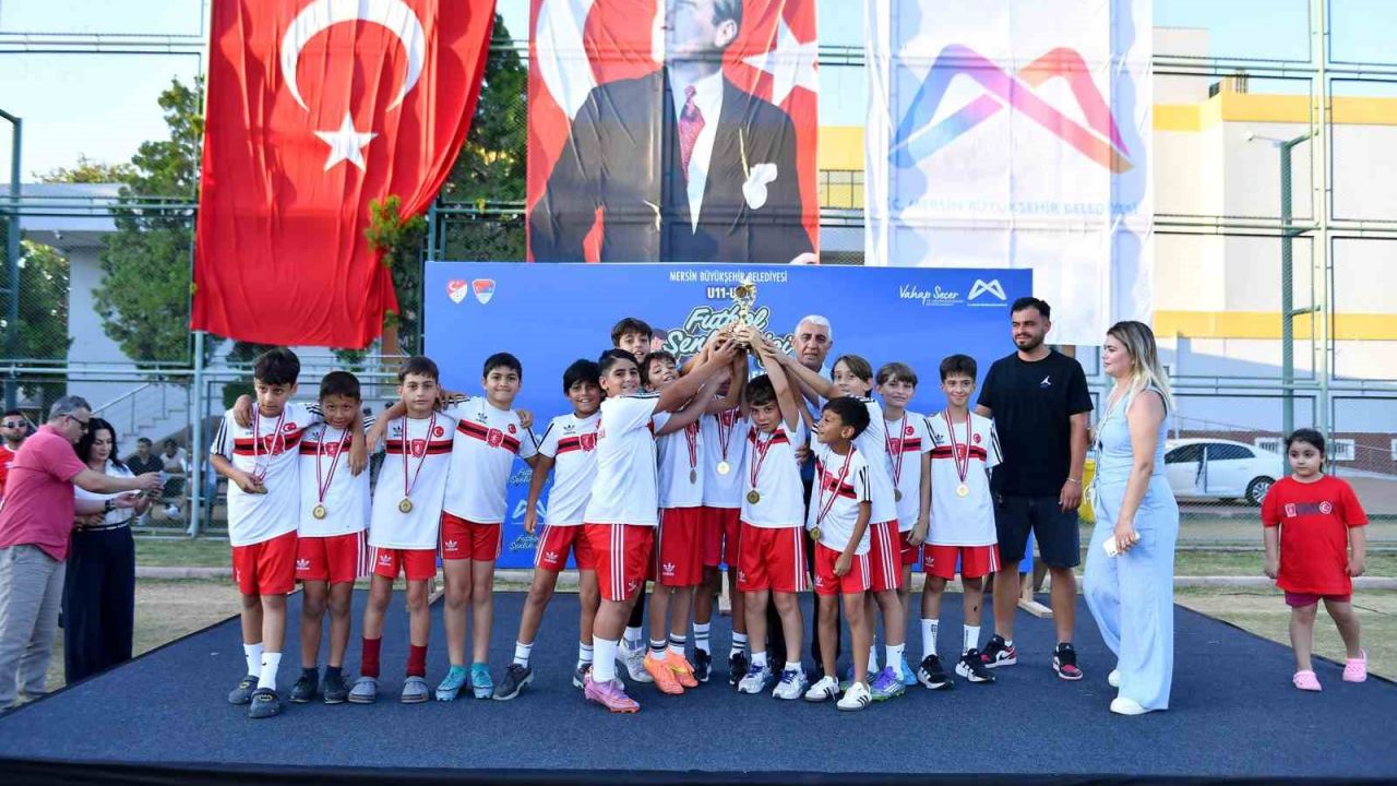 Mersin’de minik futbolcuların şenlik heyecanı sona erdi