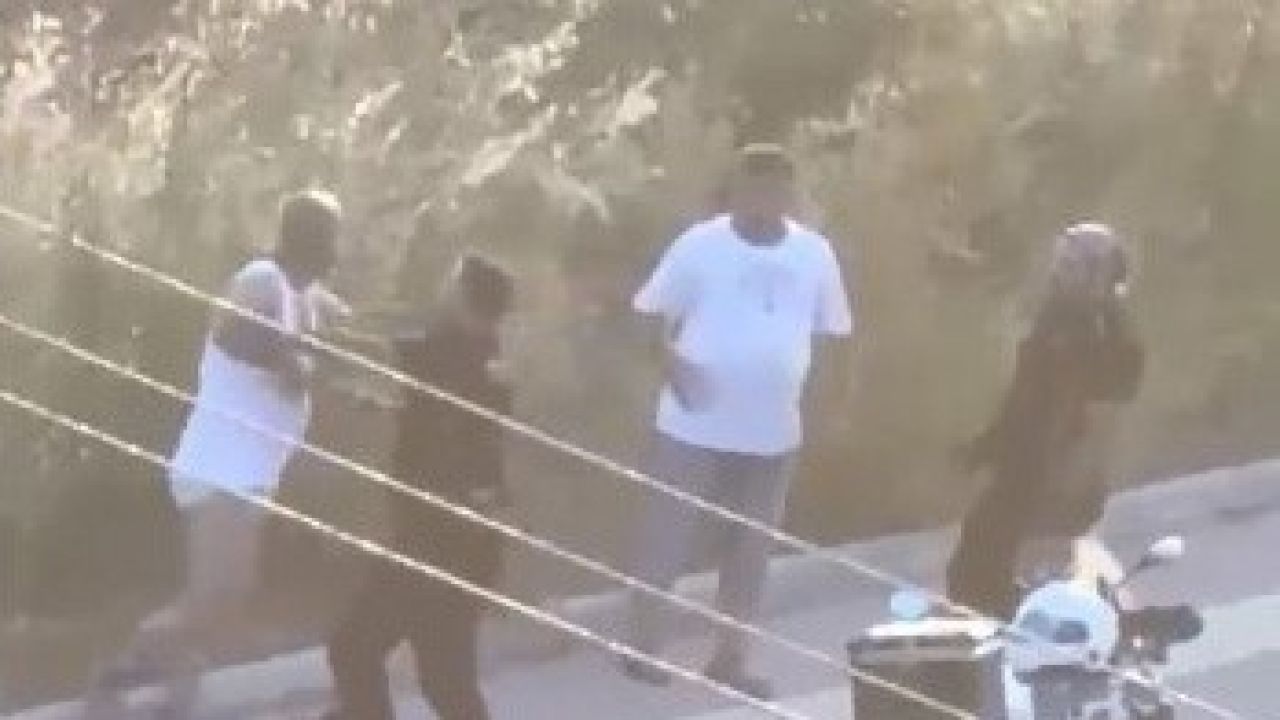 Mersin’de üst aramasında polislere direnen şahıslar ile polisler arasında arbede