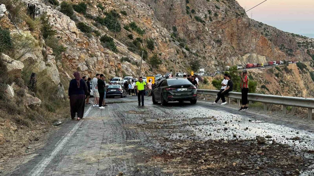Mersin’de yola akan mazot zincirleme kazaya neden oldu, 4 araç birbirine girdi