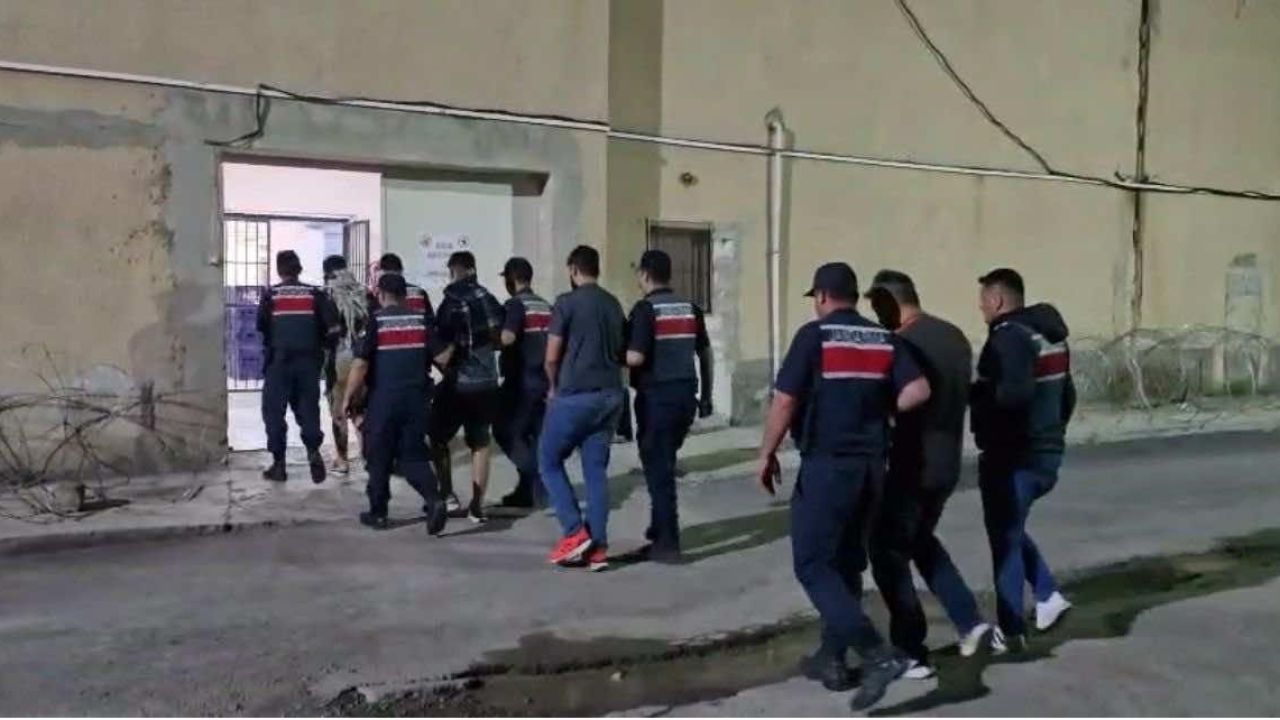 Mersin’den gelip Sivas’ta hırsızlık yapan 5 şüpheli tutuklandı