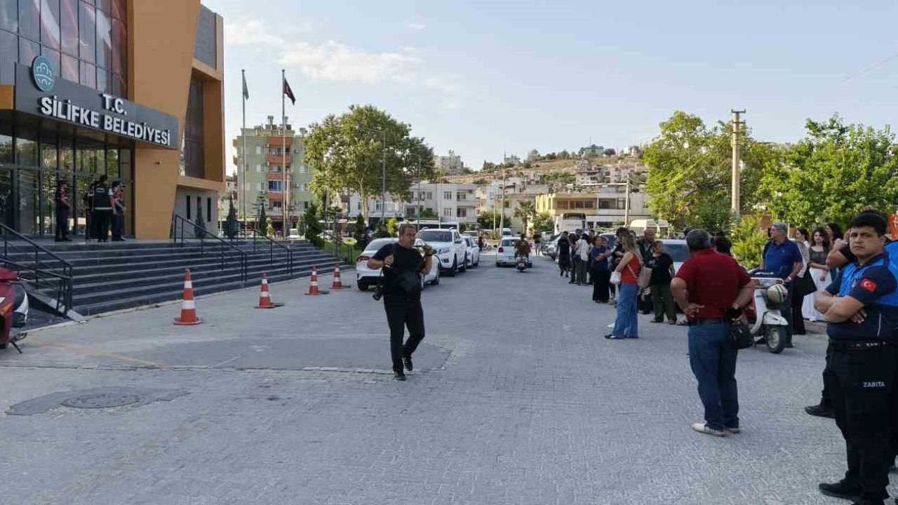 Mersin’in Silifke Belediyesi’ne operasyon: Başkan dahil çok sayıda isme gözaltı