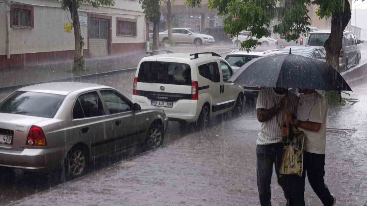 Meteoroloji uyarmıştı: Kars’ı dolu vurdu, Sanayi Bölgesi beyaza büründü