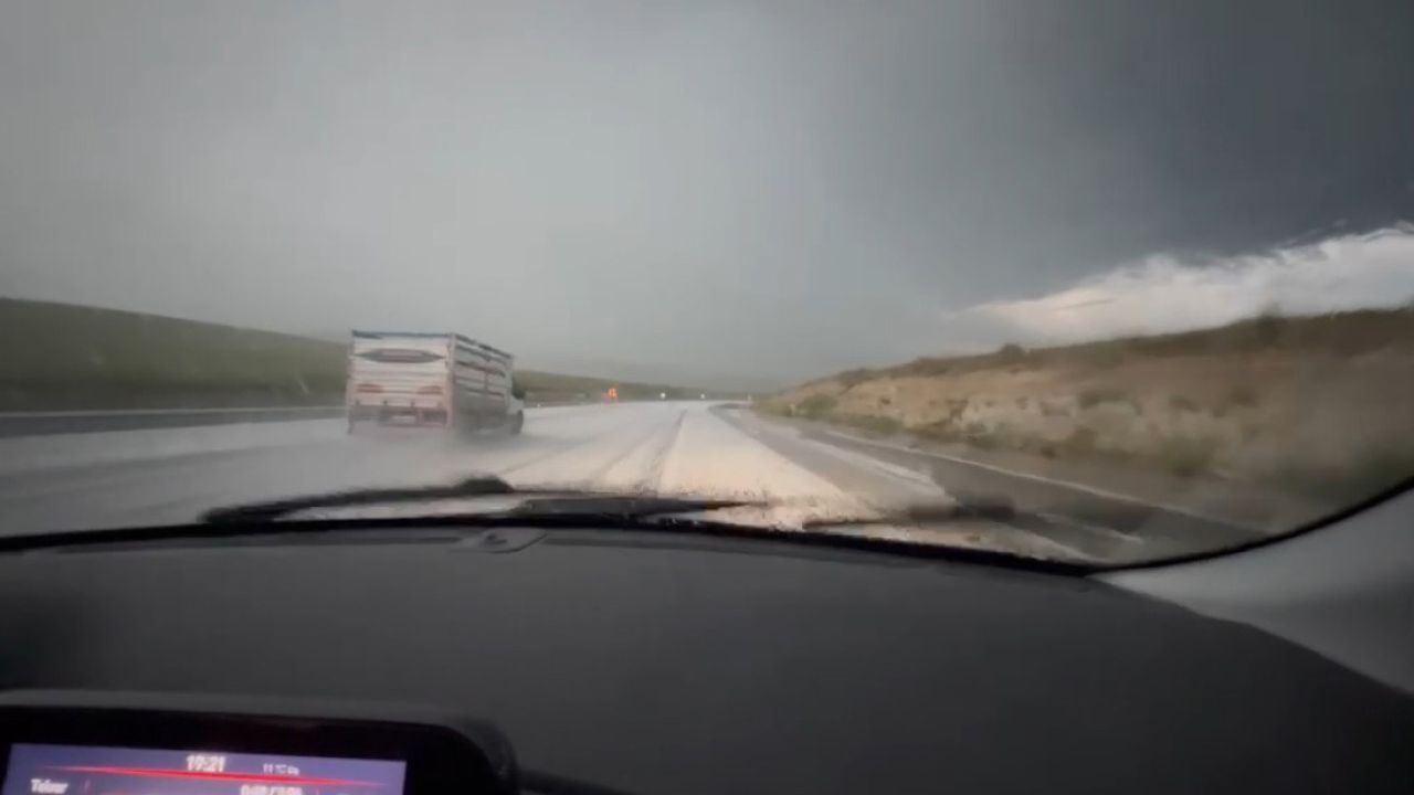 Meteoroloji uyarmıştı: Kars’ta dolu yağışı yolları beyaza bürüdü