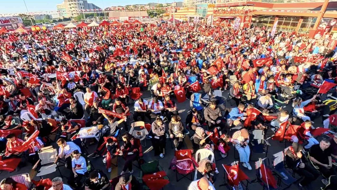 Milli heyecan uyku uyutmadı: Binlerce vatandaş sabahın ilk ışıklarında alanlara akın etti