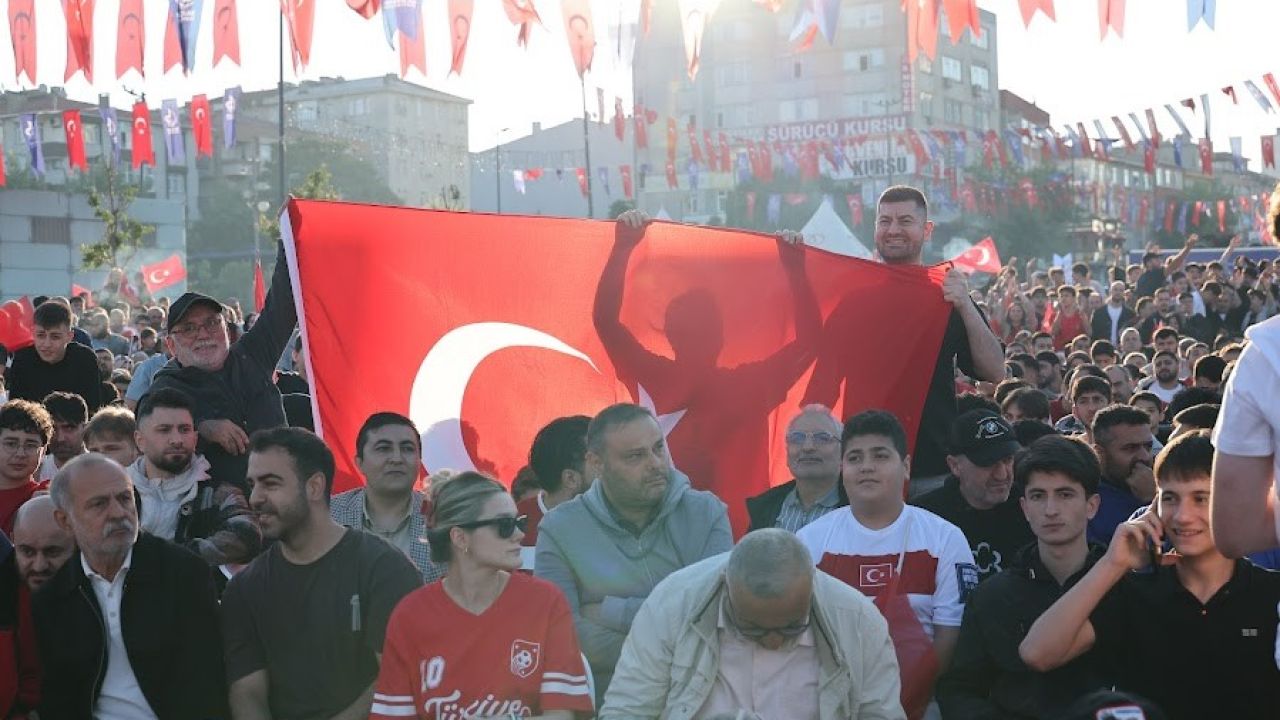 Milli maç heyecanı Bağcılar Meydanı’nda yaşandı