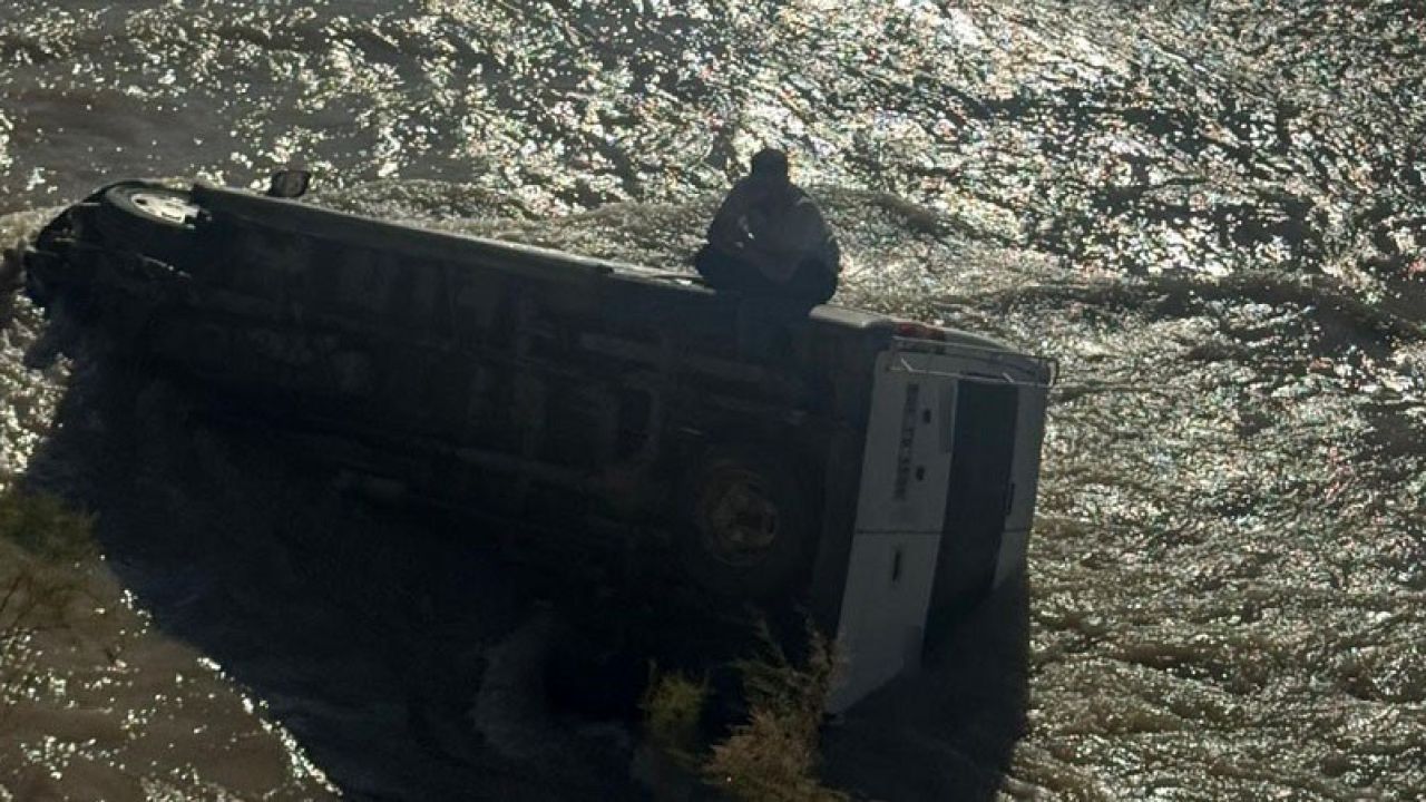 Minibüsüyle Zap Suyu’na uçan sürücü, geceyi aracının üzerinde geçirdi