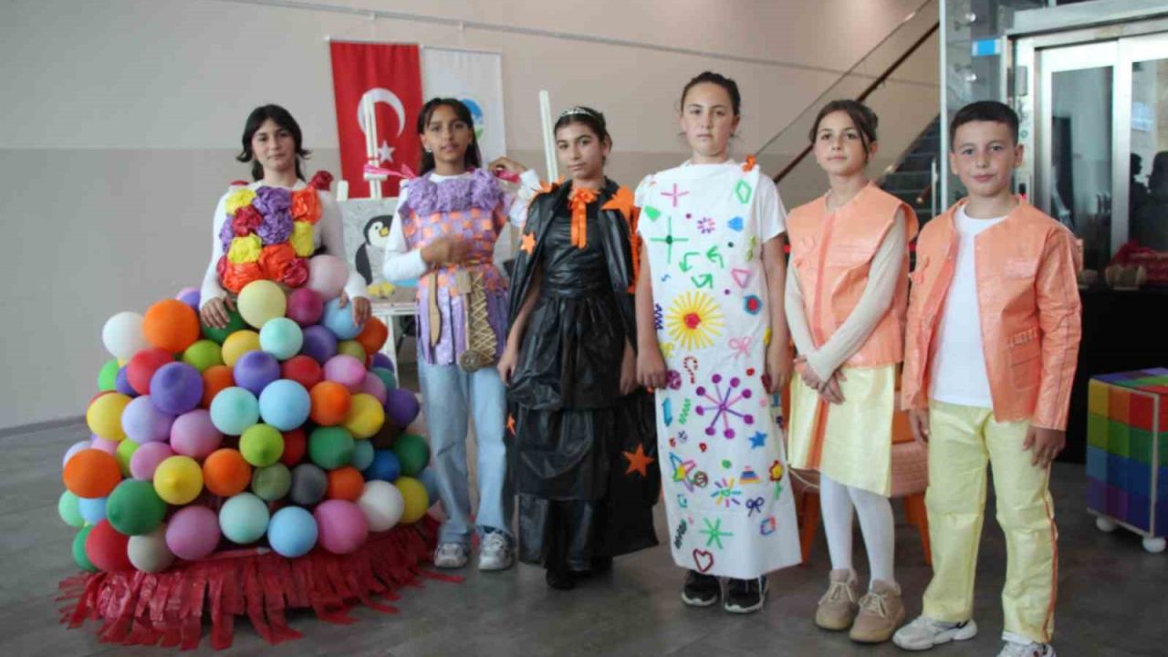 Minik öğrenciler, atıkları kıyafete ve sanat eserine dönüştürüp sergiledi