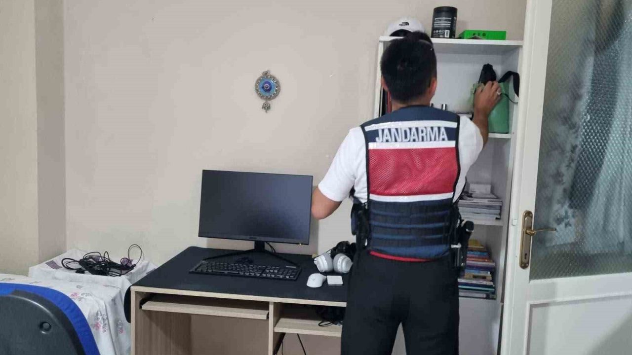 MİT’ten kredi kartı şebekesine operasyon: 3 gözaltı