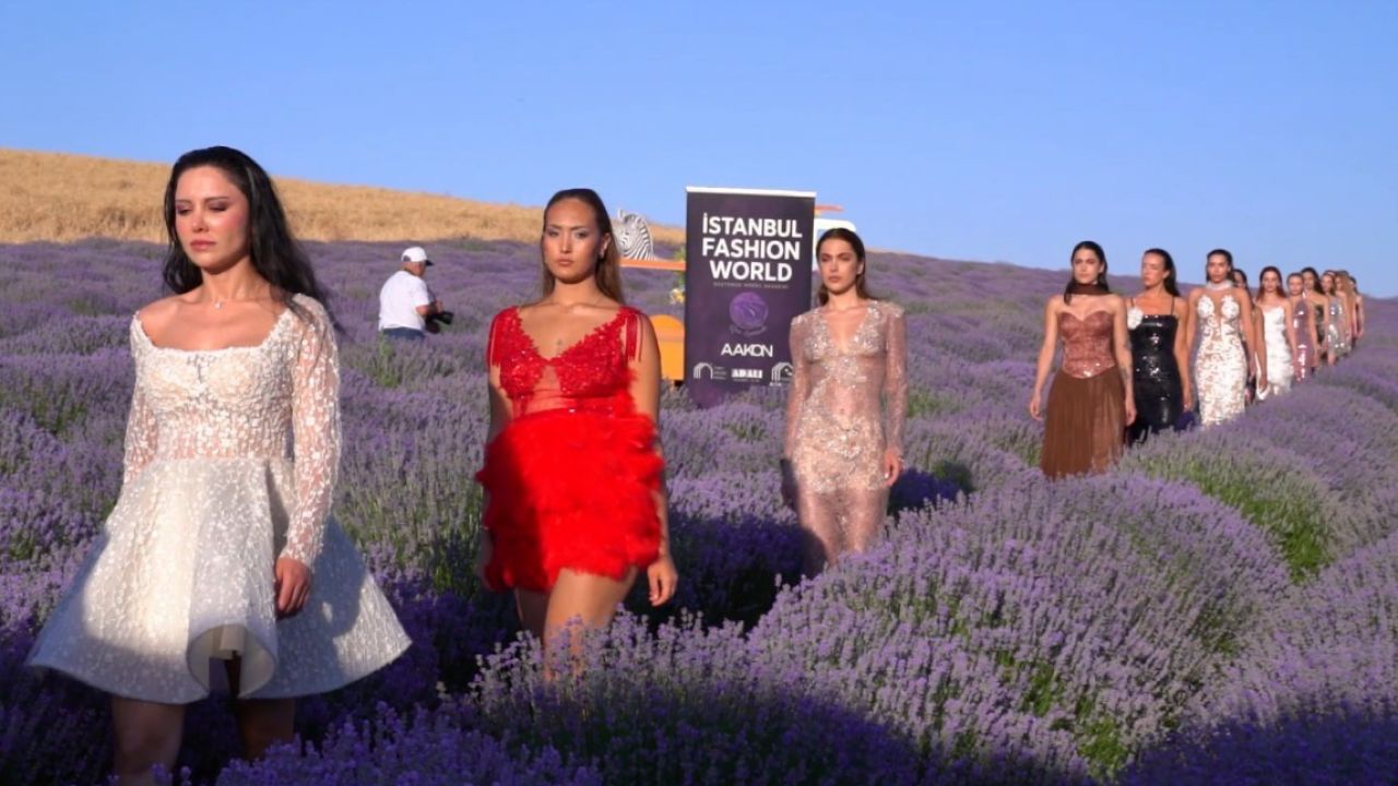 Mor tarlalarda podyum kuruldu, lavantalar arasında renkli defile