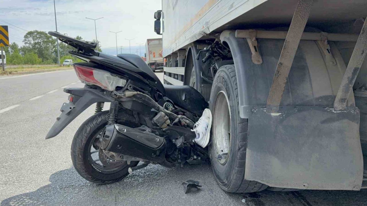 Motosiklet kamyonun tekerleri arasına ok gibi saplandı: Emekli komiser yardımcısı hayatını kaybetti