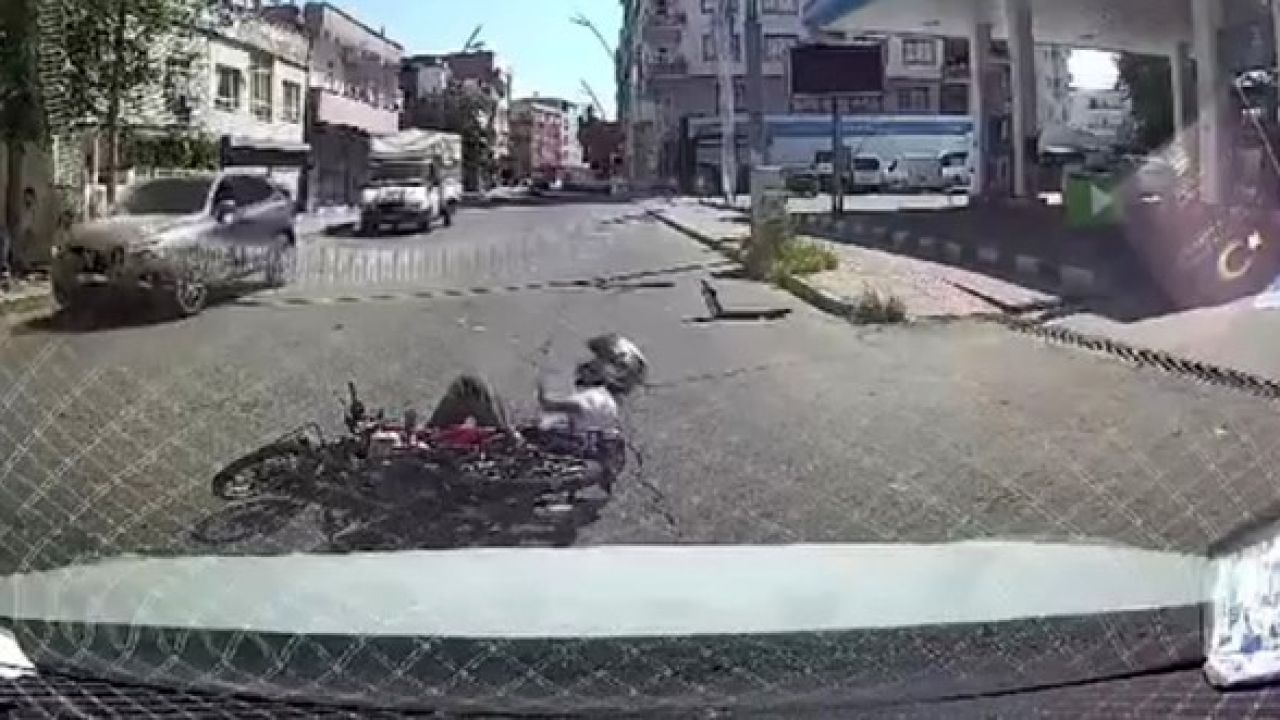 Motosikletin otomobile çarpma anı araç kamerasında