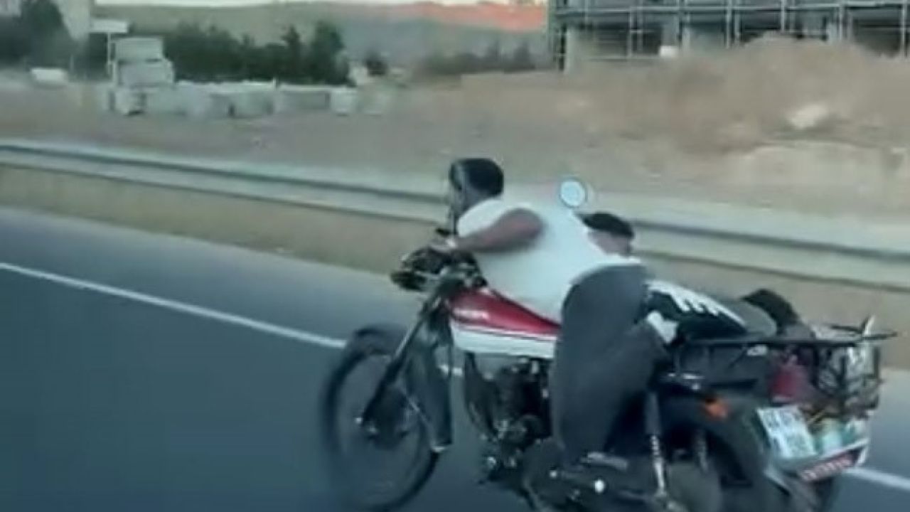 Motosikletin üzerine uzandı: Hem kendi hem de arkadaşının canını hiçe saydı