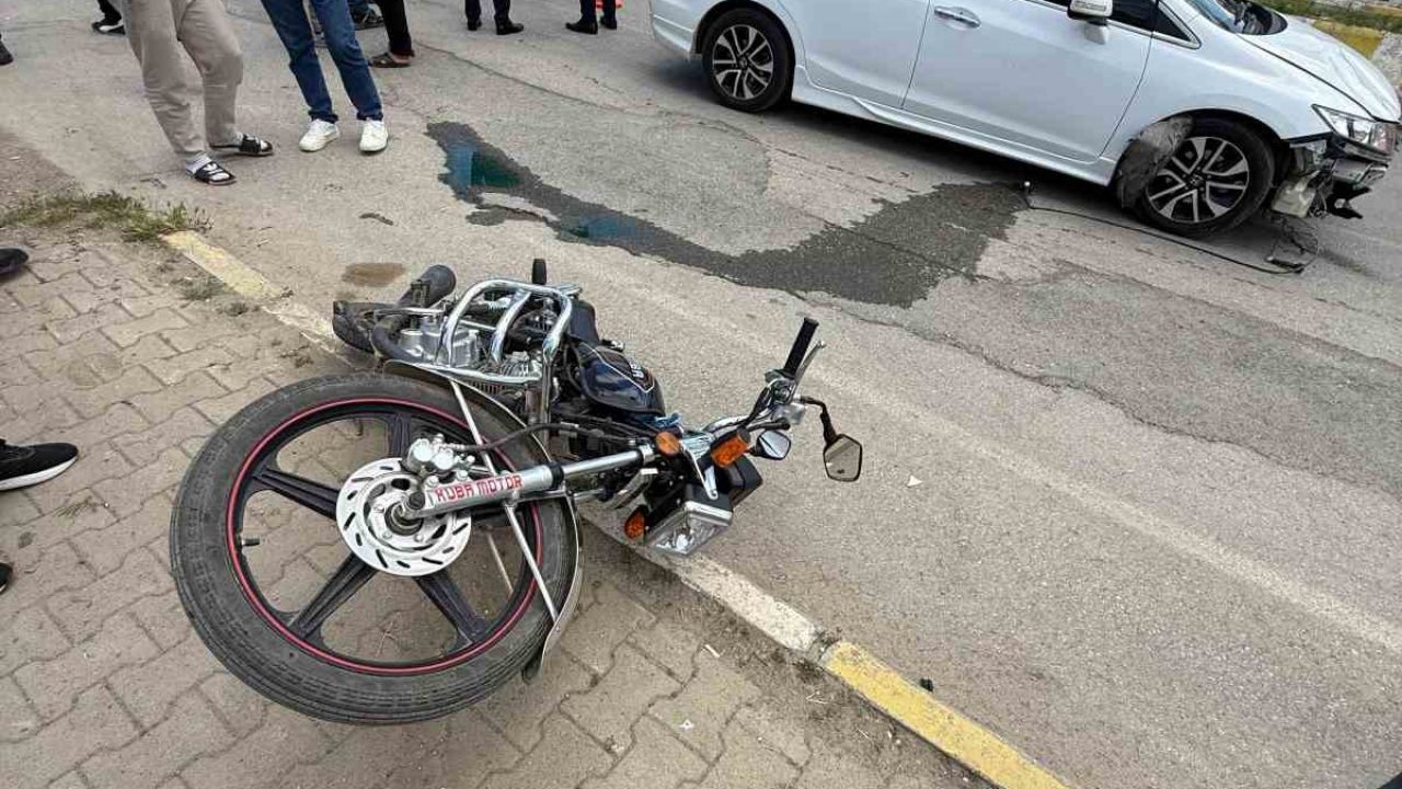 Muş’ta otomobil ile motosiklet çarpıştı: 2 yaralı
