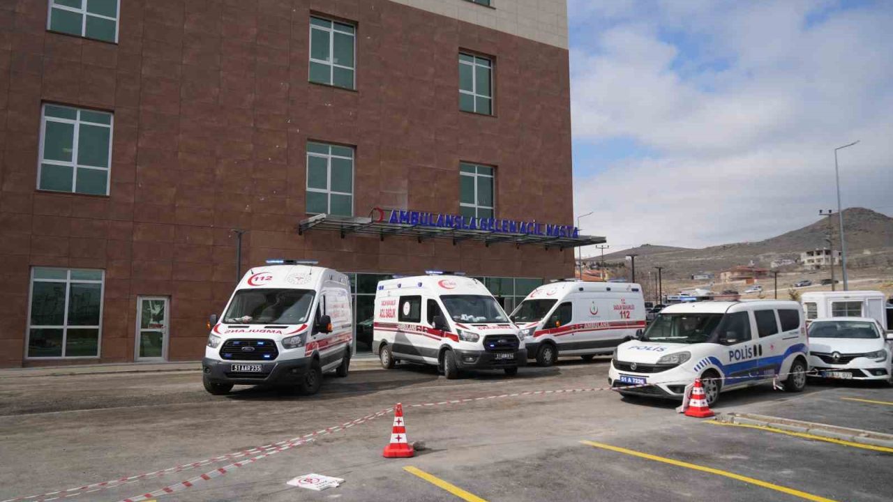 Niğde’de araç şarampole devrildi: 5 kişi yaralı