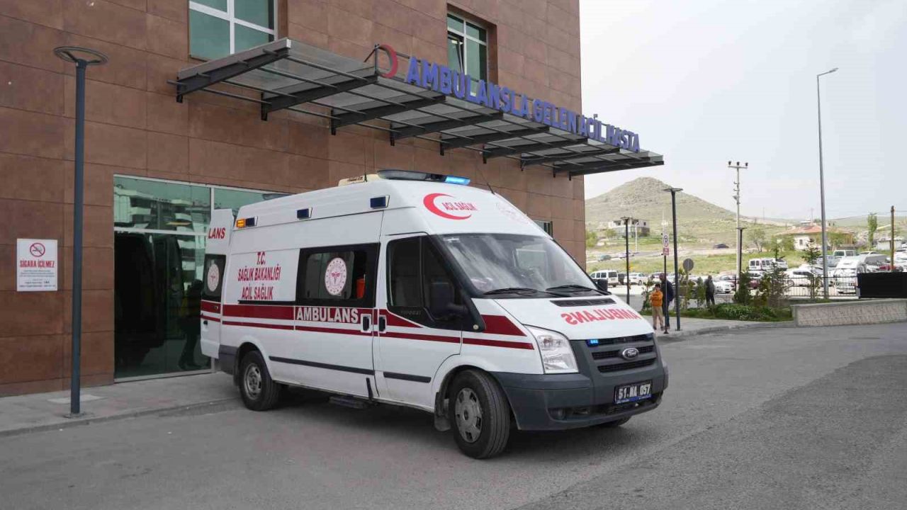 Niğde’de otomobil ile kamyonet çarpıştı: 7 Yaralı