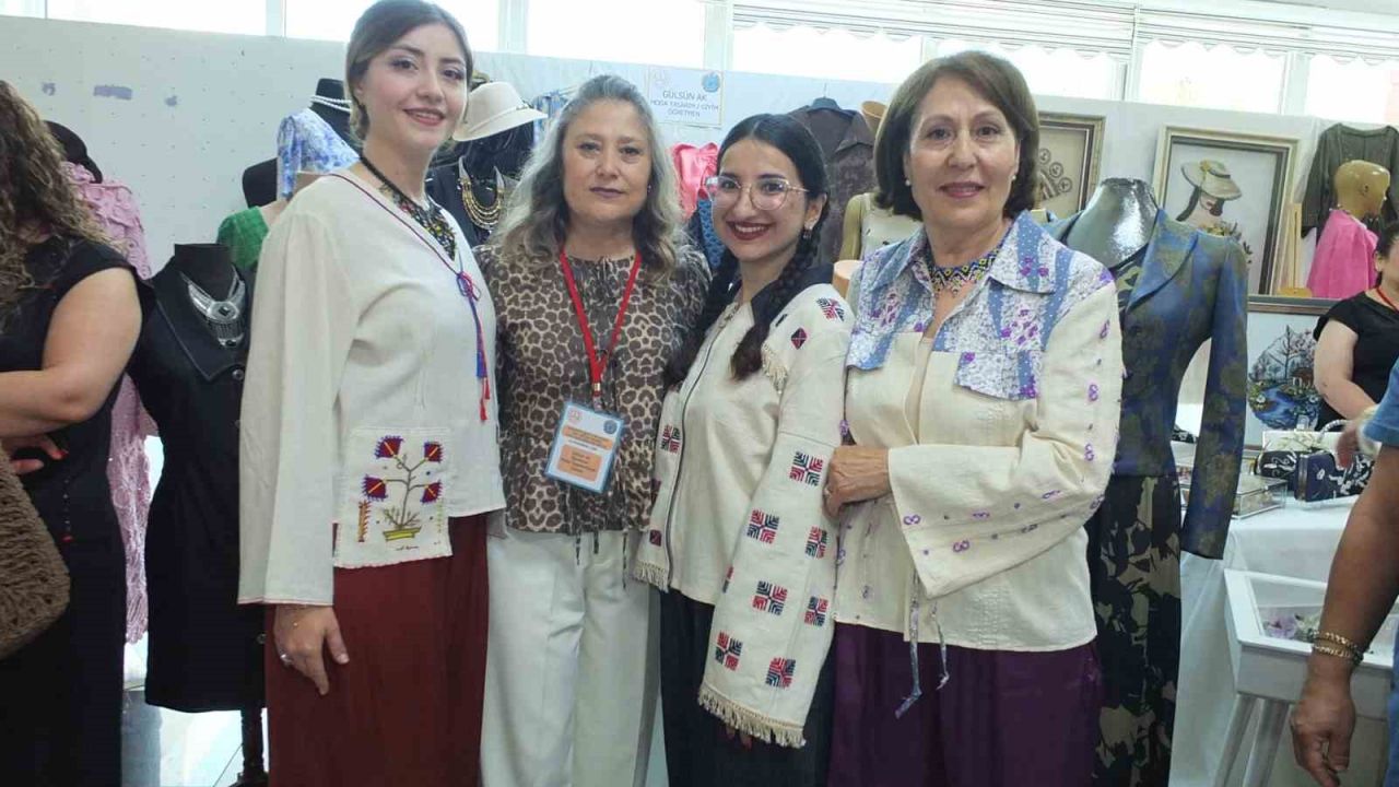 Ninelerinin dokuduğu kumaşlardan dikilen bluzlarla defileye çıktılar