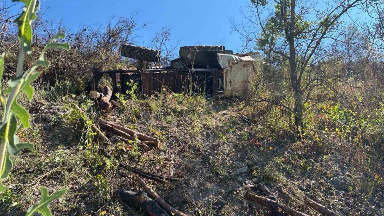 Odun çekerken traktörün altında kaldı